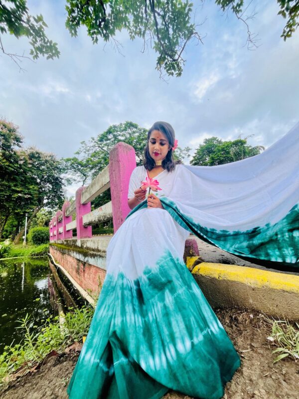 TIE AND DYE KATHA STITCH LOTUS SAREE WITH KATHA STITCH LOTUS BLOUSE - Image 4